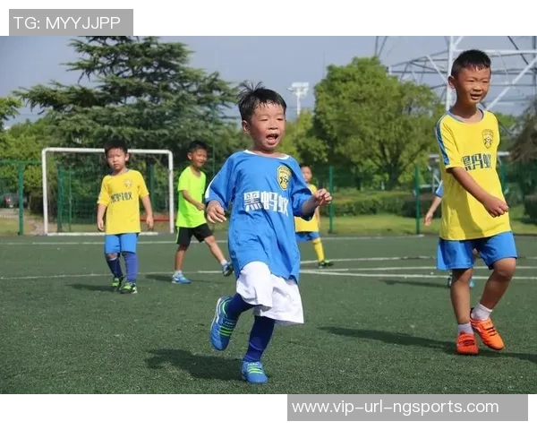 小学生快乐踢足球的精彩瞬间图片集锦分享